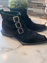 Charger l'image dans la galerie, Men's Designer John Fluevog Suede Boots (Size 9.5)

