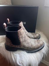 Cargar imagen en el visor de la galería, Authentic Coach Signature Bootie (Size 9)
