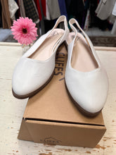 Charger l'image dans la galerie, NIB Cliffs White Flat Sling Shoes (Size 11)
