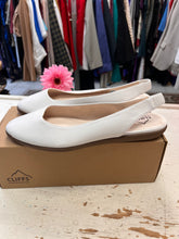 Charger l'image dans la galerie, NIB Cliffs White Flat Sling Shoes (Size 11)

