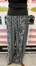 Cargar imagen en el visor de la galería, La Vie en Rose Aqua Printed Pants (Size L)
