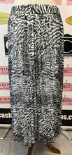 Charger l'image dans la galerie, Black &amp; Grey Pleated Zebra Print Skirt (Size XXL)

