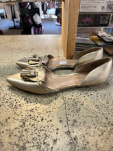 Charger l&#39;image dans la galerie, Christian Siriano Gold Tassel-Front Flats (Size 9 1/2)
