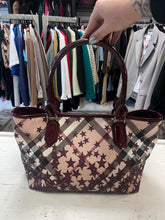 Cargar imagen en el visor de la galería, Burberry Berry Nova Stars Supernova Check Tote (Authentic, Gently Used)
