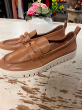 Charger l'image dans la galerie, Vionic "Uptown Loafer" Leather Shoes (Size 9)
