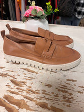 Charger l'image dans la galerie, Vionic "Uptown Loafer" Leather Shoes (Size 9)
