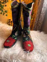 Cargar imagen en el visor de la galería, Colorful Embroidered Suede Boots (Size 9)
