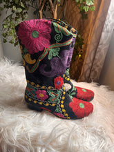 Cargar imagen en el visor de la galería, Colorful Embroidered Suede Boots (Size 9)
