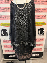 Cargar imagen en el visor de la galería, Sheer &amp; Sparkly Batwing Top Over Tank (Size 1X)
