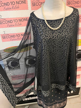 Cargar imagen en el visor de la galería, Sheer &amp; Sparkly Batwing Top Over Tank (Size 1X)
