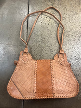 Cargar imagen en el visor de la galería, Vintage Tan Leather Shoulder Bag with Floral Carvings
