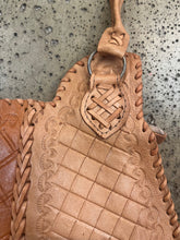 Cargar imagen en el visor de la galería, Vintage Tan Leather Shoulder Bag with Floral Carvings
