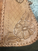 Cargar imagen en el visor de la galería, Vintage Tan Leather Shoulder Bag with Floral Carvings
