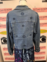 Cargar imagen en el visor de la galería, Flower-Embossed Denim Jacket (Size Large)
