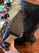 Cargar imagen en el visor de la galería, Black Leather Ribbon Heeled Boots (Size 7/EU 38)
