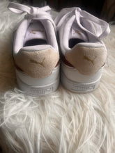 Cargar imagen en el visor de la galería, PUMA Court Sneakers (Size 8.5)
