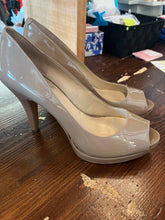 Load image into Gallery viewer, Nine West Beige Pumps (Size 8)
