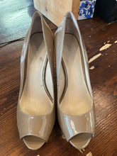 Load image into Gallery viewer, Nine West Beige Pumps (Size 8)
