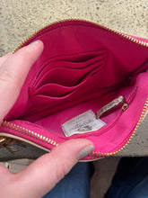 Cargar imagen en el visor de la galería, Spartina 449 Hawaiian Islands Scout Wristlet
