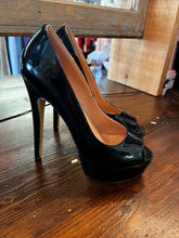 Load image into Gallery viewer, Sexy Black Pumps (Size 8)
