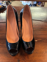 Load image into Gallery viewer, Sexy Black Pumps (Size 8)

