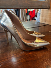 Load image into Gallery viewer, Golden Aldo Pumps (Size 8)
