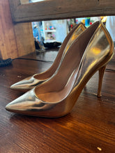 Load image into Gallery viewer, Golden Aldo Pumps (Size 8)
