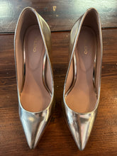 Load image into Gallery viewer, Golden Aldo Pumps (Size 8)
