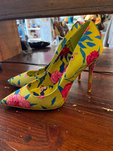 Load image into Gallery viewer, Floral Paradise Aldo Pumps (Size 8)
