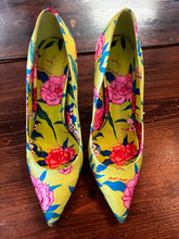 Load image into Gallery viewer, Floral Paradise Aldo Pumps (Size 8)
