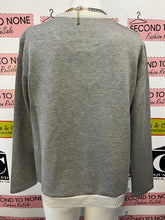 Charger l'image dans la galerie, Grey Sweatshirt-Style Top With Gold Flower
