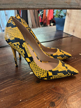 Load image into Gallery viewer, Aldo Yellow Snakeskin Heels (Size 8)
