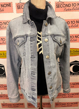 Charger l'image dans la galerie, Light-Wash Denim Jacket (Size M)
