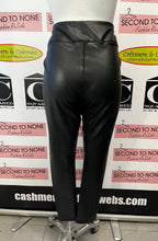 Cargar imagen en el visor de la galería, Faux Leather Fleece Lined Leggings (Size L)
