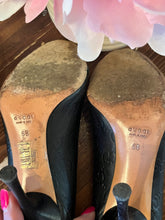 Load image into Gallery viewer, Authentic Vintage Gucci Double-GG Embossed Heels (Size 6)
