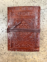 Charger l&#39;image dans la galerie, Small Sun Leather Tie Journal
