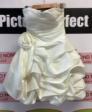 Load image into Gallery viewer, Ivory Rosette Short Gown (S)
