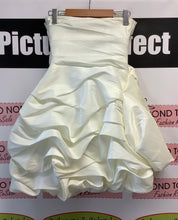 Load image into Gallery viewer, Ivory Rosette Short Gown (S)
