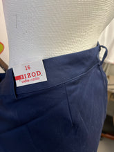 Load image into Gallery viewer, NWT Navy IZOD Stretch Shorts (Size 16)
