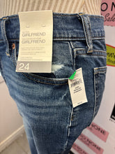 Load image into Gallery viewer, NWT Gap Girlfriend Mid Rise Jeans (Size 24 Regular)
