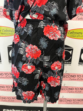Cargar imagen en el visor de la galería, B&amp;W Rose Print Matching Shorts &amp; Shirt Set (Size S/M)
