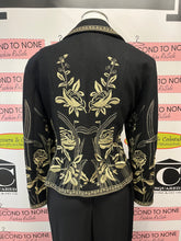 Cargar imagen en el visor de la galería, Black &amp; Gold Embroidered Rose Jacket (Size S/M)
