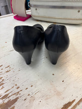 Load image into Gallery viewer, Flexi Black Leather Pumps (Size 8)
