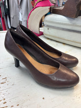 Load image into Gallery viewer, Clarks Artisan Brown Leather Heels (Size 8M)
