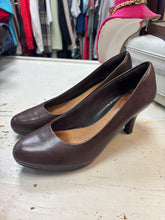 Load image into Gallery viewer, Clarks Artisan Brown Leather Heels (Size 8M)
