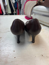 Load image into Gallery viewer, Clarks Artisan Brown Leather Heels (Size 8M)
