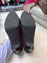 Load image into Gallery viewer, Clarks Artisan Brown Leather Heels (Size 8M)
