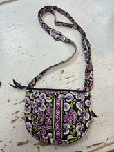 Cargar imagen en el visor de la galería, Vera Bradley Purple Floral Quilted Crossbody
