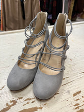 Charger l'image dans la galerie, Nine West Grey Bungee Mary Jane Heels (Size 5.5)
