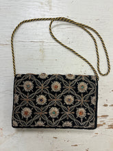 Cargar imagen en el visor de la galería, Vintage Velvet Bejewelled Purse
